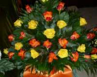 klassische Gesteckform Blumenschmuck klassisch-gesteckt mit gelben und orangen Rosen