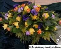 flach-gesteckte Variante Blumenschmuck flach-gesteck mit gelben Rosen, orangenen Tulpen und Frühjahrsblühern