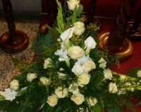 hoch-gesteckte Variante Blumenschmuck hoch-gesteckt mit weißen Callas, weißen Gladiolen und cremefarbenen Rosen